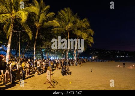 Einheimische und Touristen nehmen an einer Veranstaltung Teil, die anlässlich der Öffnung von Phuket für internationale Touristen am Strand von Patong organisiert wurde. Während einige Reisende auf der Insel angekommen sind, nachdem sie die strengen Einreisebestimmungen erfüllt haben, ist die Insel immer noch von den Verwüstungen, die die Pandemie der Tourismusindustrie zugefügt hat, heimgesucht worden. (Foto von Thomas De Cian/NurPhoto) Stockfoto