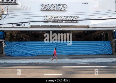 Geschlossene Unternehmen in Patong, Phuket. Die Mehrheit der Unternehmen in Patong war gezwungen, nach der Schließung der thailändischen Grenze nach der Pandemie von Covid-19 zu schließen. Während einige Reisende auf der Insel angekommen sind, nachdem sie die strengen Einreisebestimmungen erfüllt haben, ist die Insel immer noch von den Verwüstungen, die die Pandemie der Tourismusindustrie zugefügt hat, heimgesucht worden. (Foto von Thomas De Cian/NurPhoto) Stockfoto