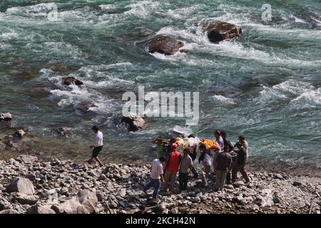 Verwandte tragen am 12. November 2012 die Leiche eines verstorbenen Hindu-Nepalesen zur Einäscherung am Ufer des Rangit-Flusses in Jorethang, Sikkim, Indien. Nach der hinduistischen Religion und den Traditionen müssen die Toten eingeäschert und die Asche und die Überreste in die heiligen Wasser gefegt werden. (Foto von Creative Touch Imaging Ltd./NurPhoto) Stockfoto