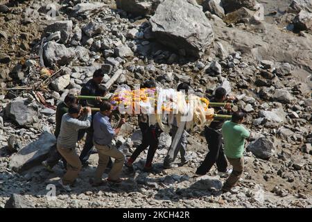 Verwandte tragen am 12. November 2012 die Leiche eines verstorbenen Hindu-Nepalesen zur Einäscherung am Ufer des Rangit-Flusses in Jorethang, Sikkim, Indien. Nach der hinduistischen Religion und den Traditionen müssen die Toten eingeäschert und die Asche und die Überreste in die heiligen Wasser gefegt werden. (Foto von Creative Touch Imaging Ltd./NurPhoto) Stockfoto