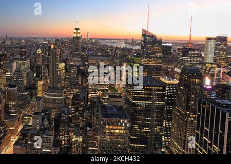 Skyline von New York City beleuchtet in der Abenddämmerung, USA Stockfoto
