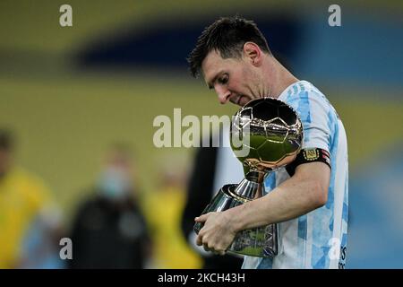 Der argentinische Lionel Messi hebt den Championtitel bei einer Siegerehrung am Ende des Spiels gegen Brasilien im Maracana-Stadion für die Entscheidung zur Copa America 2021-Meisterschaft an diesem Samstag (10) an. (Foto von Thiago Ribeiro/NurPhoto) Stockfoto