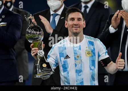 Der argentinische Lionel Messi hebt den Championtitel bei einer Siegerehrung am Ende des Spiels gegen Brasilien im Maracana-Stadion für die Entscheidung zur Copa America 2021-Meisterschaft an diesem Samstag (10) an. (Foto von Thiago Ribeiro/NurPhoto) Stockfoto