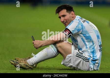 Messi-Spieler aus Argentinien hebt den Siegerpokal bei einer Siegerehrung am Ende des Spiels gegen Brasilien im Maracana-Stadion für die Entscheidung der Copa America 2021-Meisterschaft an diesem Samstag (10) an. (Foto von Thiago Ribeiro/NurPhoto) Stockfoto