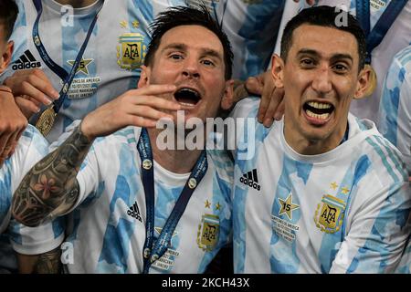 Messi e Di Maria Spieler aus Argentinien hebt den Championtitel bei einer Siegerehrung am Ende des Spiels gegen Brasilien im Maracana Stadion für die Entscheidung der Copa America 2021 Meisterschaft, an diesem Samstag (10). (Foto von Thiago Ribeiro/NurPhoto) Stockfoto