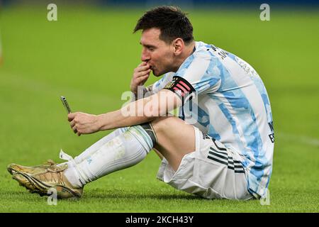 Messi-Spieler aus Argentinien hebt den Siegerpokal bei einer Siegerehrung am Ende des Spiels gegen Brasilien im Maracana-Stadion für die Entscheidung der Copa America 2021-Meisterschaft an diesem Samstag (10) an. (Foto von Thiago Ribeiro/NurPhoto) Stockfoto