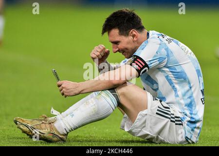 Messi-Spieler aus Argentinien hebt den Siegerpokal bei einer Siegerehrung am Ende des Spiels gegen Brasilien im Maracana-Stadion für die Entscheidung der Copa America 2021-Meisterschaft an diesem Samstag (10) an. (Foto von Thiago Ribeiro/NurPhoto) Stockfoto