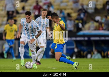 Casemiro-Spieler aus Brasilien bestreitet ein Gebot mit Lautaro Martinez-Spieler aus Argentinien während eines Spiels im Maracana-Stadion für die Copa America 2021, an diesem Samstag (10). (Foto von Thiago Ribeiro/NurPhoto) Stockfoto