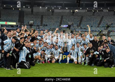 Argentiniens Spieler feiern den Titel des Champions bei einer Siegerehrung nach ihrem Sieg gegen Brasilien in einem Spiel im Maracana-Stadion für die Entscheidung der Copa America 2021-Meisterschaft, an diesem Samstag (10). (Foto von Thiago Ribeiro/NurPhoto) Stockfoto