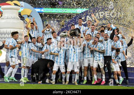 Argentiniens Spieler feiern den Titel des Champions bei einer Siegerehrung nach ihrem Sieg gegen Brasilien in einem Spiel im Maracana-Stadion für die Entscheidung der Copa America 2021-Meisterschaft, an diesem Samstag (10). (Foto von Thiago Ribeiro/NurPhoto) Stockfoto