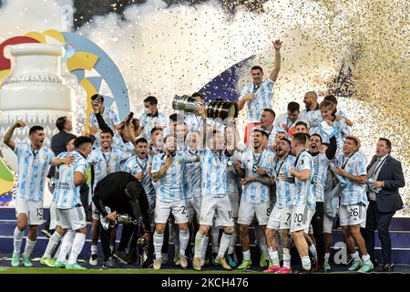 Argentiniens Spieler feiern den Titel des Champions bei einer Siegerehrung nach ihrem Sieg gegen Brasilien in einem Spiel im Maracana-Stadion für die Entscheidung der Copa America 2021-Meisterschaft, an diesem Samstag (10). (Foto von Thiago Ribeiro/NurPhoto) Stockfoto