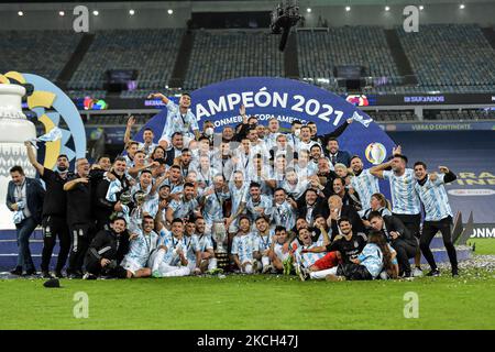 Argentiniens Spieler feiern den Titel des Champions bei einer Siegerehrung nach ihrem Sieg gegen Brasilien in einem Spiel im Maracana-Stadion für die Entscheidung der Copa America 2021-Meisterschaft, an diesem Samstag (10). (Foto von Thiago Ribeiro/NurPhoto) Stockfoto