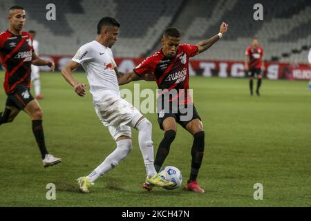 Vitinhomspieler von Athletico PR bestreitet das Gebot mit Weverton, Spieler von Bragantino, während des Spiels zwischen Athletico PR x Bragantino für den Campeonato Brasileiro Série A 2021. (Foto von Gabriel Machado/NurPhoto) Stockfoto