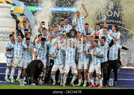 Argentiniens Spieler feiern den Titel des Champions bei einer Siegerehrung nach ihrem Sieg gegen Brasilien in einem Spiel im Maracana-Stadion für die Entscheidung der Copa America 2021-Meisterschaft, an diesem Samstag (10). (Foto von Thiago Ribeiro/NurPhoto) Stockfoto