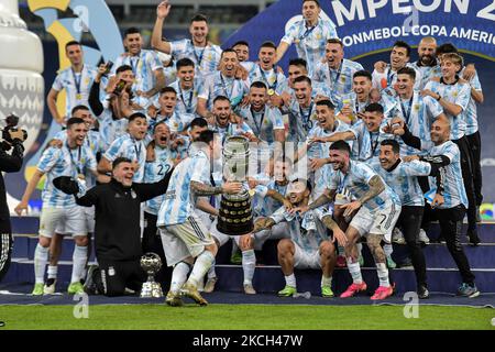 Argentiniens Spieler feiern den Titel des Champions bei einer Siegerehrung nach ihrem Sieg gegen Brasilien in einem Spiel im Maracana-Stadion für die Entscheidung der Copa America 2021-Meisterschaft, an diesem Samstag (10). (Foto von Thiago Ribeiro/NurPhoto) Stockfoto