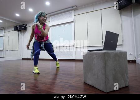 Ein Zumba-Trainer leitet am 11. Juli 2021 einen Gruppenkurs, der per Livestream über Zoom in einem Studio in Bogor, Indonesien, übertragen wird. Zumba Fitness ist ein Non-Stop-Cardio-Training, das stehende Pilates, Boxen und Tanz kombiniert. (Foto von Adriana Adie/NurPhoto) Stockfoto