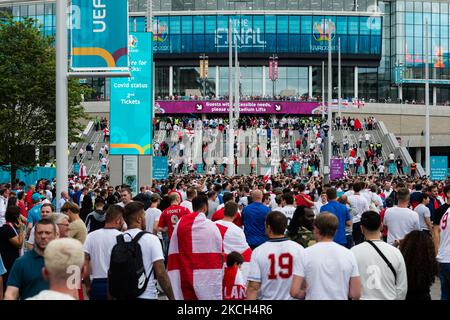 LONDON, VEREINIGTES KÖNIGREICH - 11. JULI 2021: Fußballfans kommen im Wembley-Stadion vor dem England-Spiel gegen Italien im Finale der EM 2020 am 11. Juli 2021 in London, England an. Die Kapazität für das Finale in Wembley wurde auf 65.000 Fans erhöht und ist damit die größte Zuschauermenge bei einem Event in Großbritannien seit dem Ausbruch der Covid-19-Pandemie, da die englische Nationalmannschaft ihr erstes Turnierfinale seit der Weltmeisterschaft 1966 erreicht. (Foto von Wiktor Szymanowicz/NurPhoto) Stockfoto