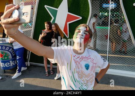 Italienischer Unterstützer macht ein Selfie während des UEFA Euro 2020 Finalmatches zwischen Italien und England am 11. Juli 2021 in der Fan Zone auf dem Konyushennaya-Platz in Sankt Petersburg, Russland. (Foto von Mike Kireev/NurPhoto) Stockfoto
