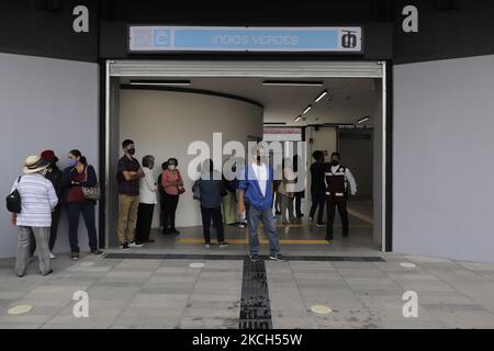 Eine Gruppe von Menschen vor der Einweihung der Linie 1 des Cablebus Transport Systems, die von Indios Verdes in das Gebiet von Cuautepec, der städtischen Grenze von Mexiko-Stadt, in der Gemeinde Gustavo A. Madero laufen wird. (Foto von Gerardo Vieyra/NurPhoto) Stockfoto