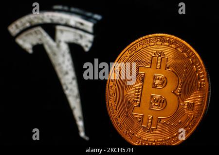 Die Darstellung von Bitcoin ist mit dem Tesla-Logo im Hintergrund auf diesem Bild zu sehen, das am 9. Juli 2021 in Krakau, Polen, aufgenommen wurde. (Foto von Jakub Porzycki/NurPhoto) Stockfoto