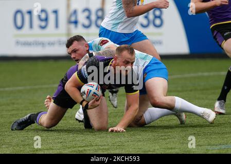 Josh Woods von Newcastle Thunder wird am Sonntag, dem 11.. Juli 2021, während des WETTSTREIKS DER BETFRED Championship zwischen Newcastle Thunder und Dewsbury Rams im Kingston Park, Newcastle, angegangen. (Foto von Chris Lishman/MI News/NurPhoto) Stockfoto