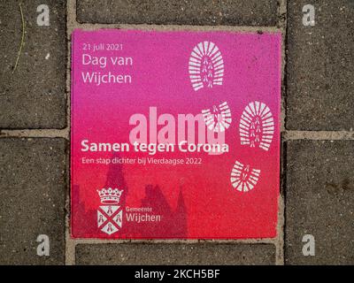 Eine rosa Kachel auf dem Boden erinnert uns daran, dass sie sich der Feier der vier-Tage-Märsche 2022 in der Stadt Wijchen am 10.. Juli 2021 wieder nähert. (Foto von Romy Arroyo Fernandez/NurPhoto) Stockfoto