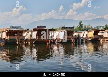 Kashmiri-Hausboote am 22. Juni 2010 auf Kaschmirs berühmtem Dal-See in Srinagar, Kaschmir, Indien. Hausboote wurden erstmals im 19.. Jahrhundert gebaut, um ein Gesetz gegen nicht-Kaschmiris zu umgehen, die Land besitzen. Sie haben sich zu einem festen Bestandteil in Srinagar und sind bei Touristen beliebt. (Foto von Creative Touch Imaging Ltd./NurPhoto) Stockfoto