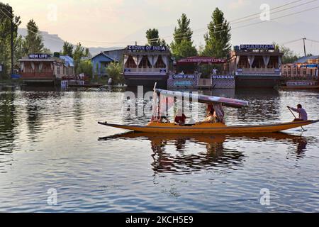 Shikara-Bootsmann bringt indische Touristen am 22. Juni 2010 auf Kaschmirs berühmtem Dal-See in Srinagar, Kaschmir, Indien, mit. (Foto von Creative Touch Imaging Ltd./NurPhoto) Stockfoto