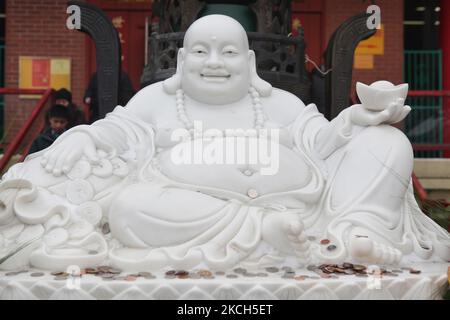 Große Marmorskulptur eines lachenden Buddha vor einem chinesisch-buddhistischen Kloster in Toronto, Ontario, Kanada, am 05. Februar 2011. (Foto von Creative Touch Imaging Ltd./NurPhoto) Stockfoto