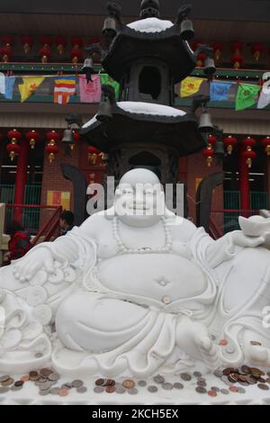 Große Marmorskulptur eines lachenden Buddha vor einem chinesisch-buddhistischen Kloster in Toronto, Ontario, Kanada, am 05. Februar 2011. (Foto von Creative Touch Imaging Ltd./NurPhoto) Stockfoto