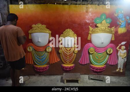 Ein Handwerker wird am 12. Juli 2021 in einem Atelier in Kalkutta, Indien, mit einigen letzten Nacharbeiten an einem Kunstwerk von Lord Jagannath beschäftigt. (Foto von Sukhomoy Sen/NurPhoto) Stockfoto