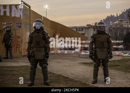 Die chilenische Bereitschaftspolizei von Carabineros de Chile, die direkt vor der zerkratzten und teilweise zerstörten Wand stand, wurde auf der Plaza Dignidad installiert, um weitere Schäden an der Statue zu verhindern und die Gemeinde von Menschen zu verhindern. Eine Mauer, die zusammen mit der aktuellen Verfassung zu einem Symbol für den Abriss geworden ist. Mitten in der Demonstration und den Protesten auf der Plaza Dignidad (ehemals Plaza Italia), die die Freiheit der politischen Gefangenen der Mapuche, der Gefangenen der sozialen Revolte und der Subversiven forderten. Neben der Forderung nach Gerechtigkeit für die Opfer der Polizeirepression. Endet die erste Woche von Stockfoto