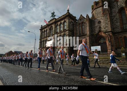 Mitglieder des Orange Ordens und ihre Anhänger nehmen an der Parade zum zwölften Juli in der Clifton Street in Belfast Teil, die den Sieg von König Wilhelm von Orange über den katholischen König James in der Schlacht von Boyne im Jahr 1690 darstellt. Am Sonntag, 12. Juli 2021, in Belfast, Nordirland (Foto: Artur Widak/NurPhoto) Stockfoto