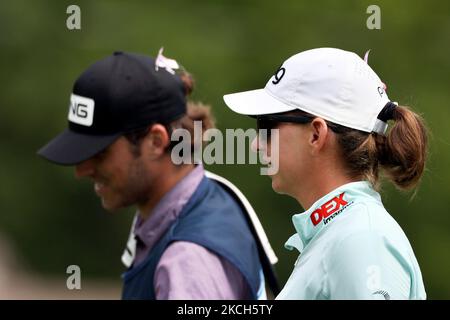 Elizabeth Szokol aus Chicago, Illinois, geht mit ihrem Caddy zum 16. Green während der dritten Runde des Marathon LPGA Classic Golfturniers im Highland Meadows Golf Club in Sylvania, Ohio, USA Samstag, 10. Juli 2021. (Foto von Amy Lemus/NurPhoto) Stockfoto