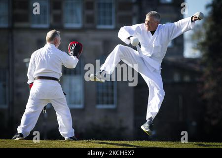 DATEI-FOTO vom 23/04/21 von Willie Rennie, dem Führer der schottischen Liberaldemokraten, der am 23. April 2021 in Edinburgh, Schottland, an einer Karate-Freiluftstunde in den Meadows teilgenommen hat. Willie Rennie hat angekündigt, dass er nach mehr als zehn Jahren in dieser Position als Vorsitzender der schottischen Liberaldemokraten zurückfallen wird. (Foto von Ewan Bootman/NurPhoto) Stockfoto