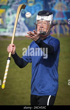 DATEI-FOTO vom 30/04/21 von Willie Rennie, dem Führer der schottischen Liberaldemokraten, der am 30. April 2021 in Edinburgh, Schottland, an einer shinty-Lektion im Freien im Inverleith Park teilnahm. Willie Rennie hat angekündigt, dass er nach mehr als zehn Jahren in dieser Position als Vorsitzender der schottischen Liberaldemokraten zurückfallen wird. (Foto von Ewan Bootman/NurPhoto) Stockfoto