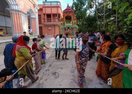 Menschen ziehen den Wagen von Lord Jaganath , durch Ziehen der Seile des Karren , in einem Tempel in Kalkutta , Indien , am 12. Juli 2021 . (Foto von Debarchan Chatterjee/NurPhoto) Stockfoto