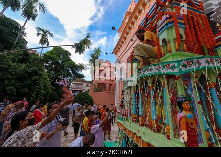 Eifrige Anhänger werden gesehen, wie sie Opfer nach dem rathayatr-Fest in einem Tempel in Kalkutta, Indien, am 12. Juli 2021 annehmen. (Foto von Debarchan Chatterjee/NurPhoto) Stockfoto