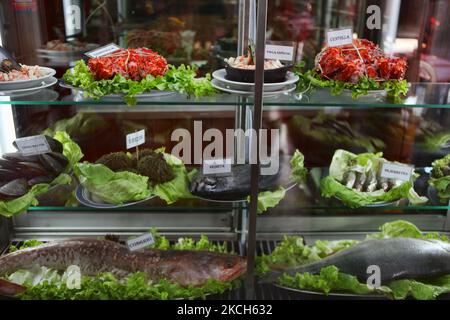 Am 09. März 2010 wurden in einem Restaurant auf dem berühmten Fischmarkt auf dem Mercado Central in Santiago, Chile, verschiedene frische Meeresfrüchte ausgestellt. (Foto von Creative Touch Imaging Ltd./NurPhoto) Stockfoto