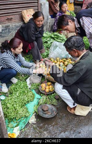 Am 29. Mai 2010 wiegt ein Straßenverkäufer für einen Kunden in Darjeeling, Westbengalen, Indien, frische Mangos auf einer Skala. (Foto von Creative Touch Imaging Ltd./NurPhoto) Stockfoto