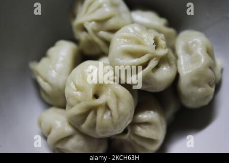 Momos in einer Schüssel in einem Restaurant in Darjeeling, Westbengalen, Indien, am 31. Mai 2010. Der Momo ist eine Art Knödel, die aus Tibet stammt. Sie ist in den nepalesischen Sherpas, Limbus, Gurungs und Magars beheimatet. Es wird in der Regel mit Yak-Fleisch gegessen. In Tibet, Bhutan, Sikkim, Nepal und Ladakh ist es zu einem traditionellen Essen geworden. Momos sind auch an Orten mit auffälliger nepalesischer Diaspora wie Himachal Pradesh, Westbengalen und Indiens nordöstlichen Staaten verbreitet und haben sich zu einem sehr beliebten Street Food in Nepal entwickelt. (Foto von Creative Touch Imaging Ltd./NurPhoto) Stockfoto