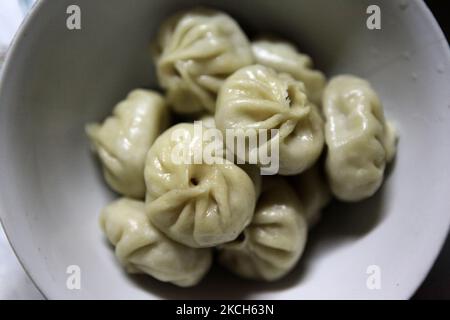 Momos in einer Schüssel in einem Restaurant in Darjeeling, Westbengalen, Indien, am 31. Mai 2010. Der Momo ist eine Art Knödel, die aus Tibet stammt. Sie ist in den nepalesischen Sherpas, Limbus, Gurungs und Magars beheimatet. Es wird in der Regel mit Yak-Fleisch gegessen. In Tibet, Bhutan, Sikkim, Nepal und Ladakh ist es zu einem traditionellen Essen geworden. Momos sind auch an Orten mit auffälliger nepalesischer Diaspora wie Himachal Pradesh, Westbengalen und Indiens nordöstlichen Staaten verbreitet und haben sich zu einem sehr beliebten Street Food in Nepal entwickelt. (Foto von Creative Touch Imaging Ltd./NurPhoto) Stockfoto