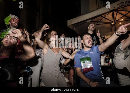 Die Fans feiern Italiens Tor beim Elfmeterschießen während des UEFA EURO 2020 Finales zwischen England und Italien am 11. Juli 2021 in der Altstadt von Neapel, Süditalien. (Foto von Manuel Dorati/NurPhoto) Stockfoto