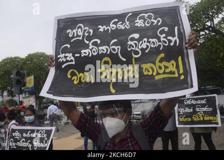 Der Studentenverband zwischen den Universitäten, der Ceylon Teachers Union und ein zivilgesellschaftlicher Aktivist halten während eines Protestes gegen die Freilassung von Gewerkschaftsmitgliedern und den vorgeschlagenen umstrittenen General Sir Kotelawala National Defense University Act auf einem Plakat. Nahe Colombo, Sri Lanka 12. Juli 2021 (Foto: Akila Jayawardana/NurPhoto) Stockfoto