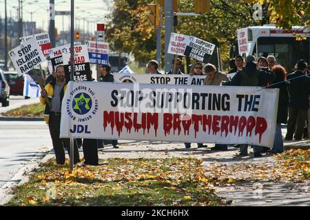 Mitglieder der Jewish Defense League und lokale Rabbiner protestieren am 30. Oktober 2008 in Toronto, Ontario, Kanada, gegen die Hamas und den islamischen Fundamentalismus. Der Protest wurde als Reaktion auf eine Reihe palästinensischer Selbstmordattentate in Israel organisiert. (Foto von Creative Touch Imaging Ltd./NurPhoto) Stockfoto