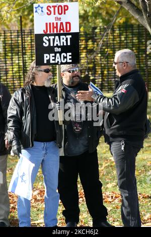 Mitglieder der Jewish Defense League und lokale Rabbiner protestieren am 30. Oktober 2008 in Toronto, Ontario, Kanada, gegen die Hamas und den islamischen Fundamentalismus. Der Protest wurde als Reaktion auf eine Reihe palästinensischer Selbstmordattentate in Israel organisiert. (Foto von Creative Touch Imaging Ltd./NurPhoto) Stockfoto