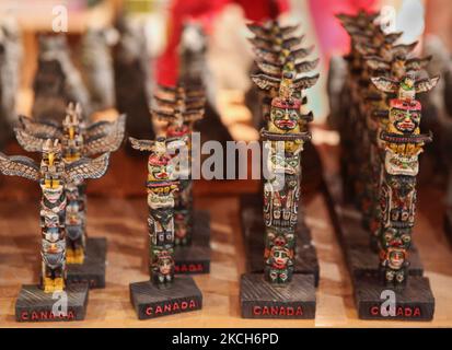 Souvenir-Totems in einem Aborigine-Shop in Ontario, Kanada, am 25. September 2010. (Foto von Creative Touch Imaging Ltd./NurPhoto) Stockfoto