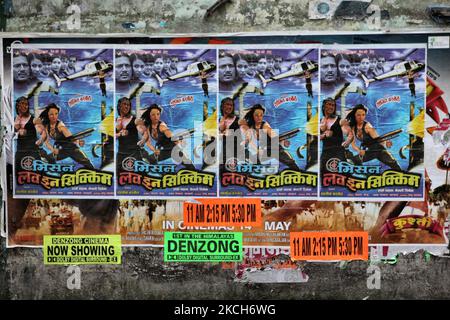 Plakate für einen indischen Film mit dem Titel Mission Love in Sikkim wurden am 03. Juni 2010 an einer Wand in der Nähe eines kleinen Filmhauses in Gangtok, Sikkim, Indien, verputzt. (Foto von Creative Touch Imaging Ltd./NurPhoto) Stockfoto