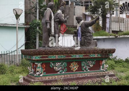 Die Statue der Einheit befindet sich an der Mahatma Gandhi Road in Gangtok, Sikkim, Indien, am 03. Juni 2010. Die Statue der Einheit ist der Geschichte der Vereidigung der Blutsbruderschaft zwischen dem Lepcha-Chef Thekong Tek gewidmet, die von seiner Gemahlin Nyokung NGAL und Khye (Ghed) Bumsa aus Kham Minyak im 13.. Jahrhundert n. Chr. in Kabi Longtsok in Nord-Sikkim begleitet wurde 20 KM von Gangtok entfernt. Der Prinz aus Kham Minyak hatte eine wunderbare Heldentat vorausgeformt, die Hauptsäule des Sakya-Klosters in Tibet allein zu erheben, was sonst mit nur 100.000 Männern möglich gewesen wäre Stockfoto