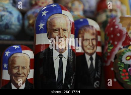 Russische traditionelle Nestpuppe mit dem Bild des aktuellen US-Präsidenten Joe Biden, Mitte und links, und des ehemaligen US-Präsidenten Donald Trump im Hintergrund, in einem Souvenirladen in Kiew. Ukraine, Dienstag, 13. Juli 2021. (Foto von Danil Shamkin/NurPhoto) Stockfoto